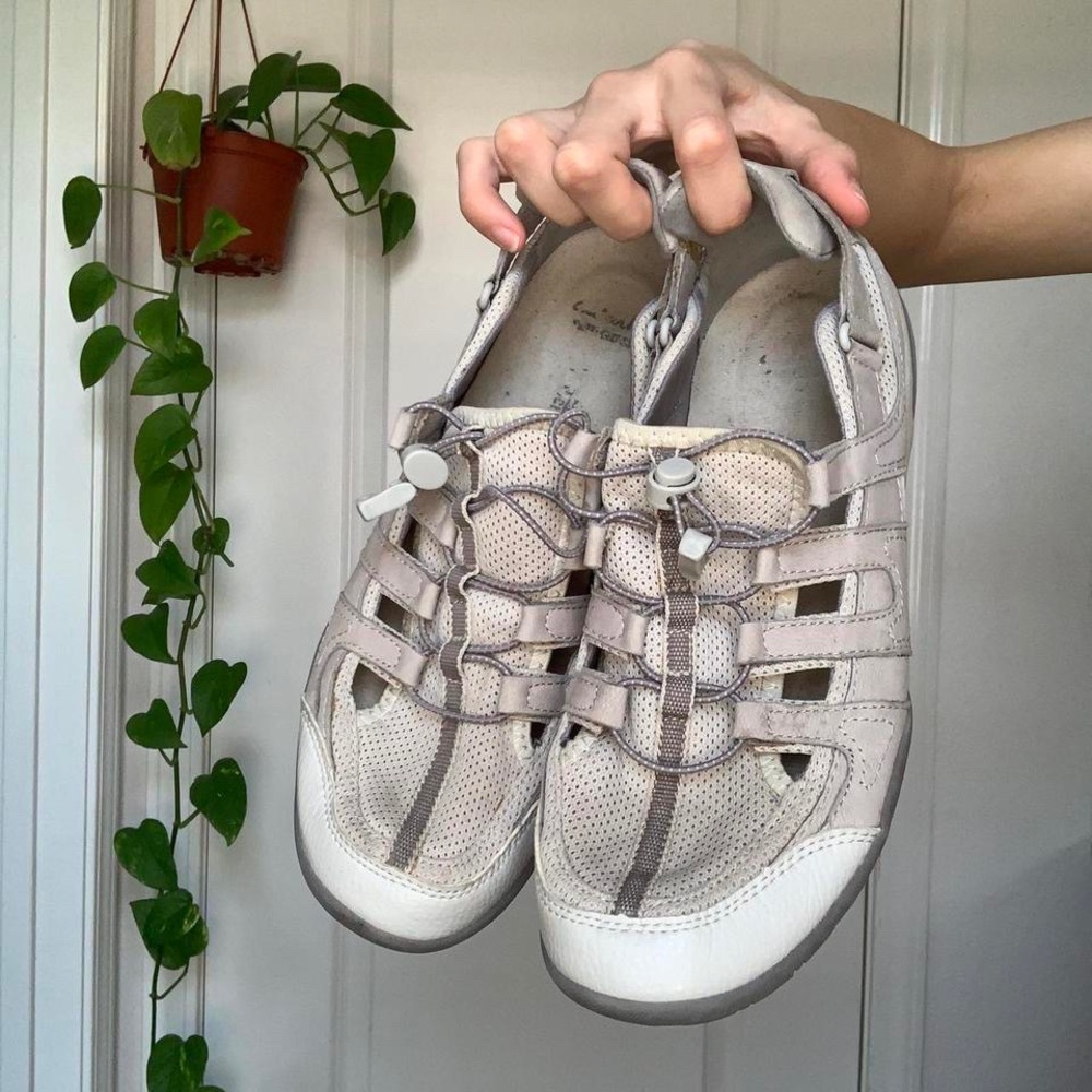 GRAY CLARKS SNEAKERS